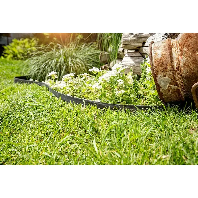 Windhager Rasenkante - L x H: 8 m x 12,5 cm, Kunststoff - Rasenkanten aus schwarzem Kunststoff trennen einen Rasen von einem Blumenbeet mit weißen Blumen und verleihen dem Garten eine saubere Optik.