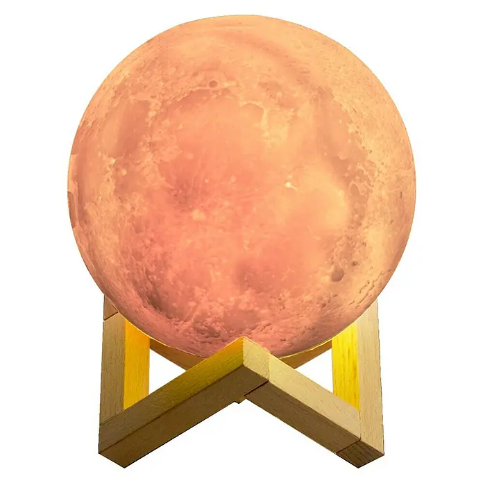 Voltomat Tischleuchte Luna - 15 W, Weiß, RGB - Nahaufnahme einer Mondlampe auf einem Holzständer, die ein warmes, stimmungsvolles Licht ausstrahlt.