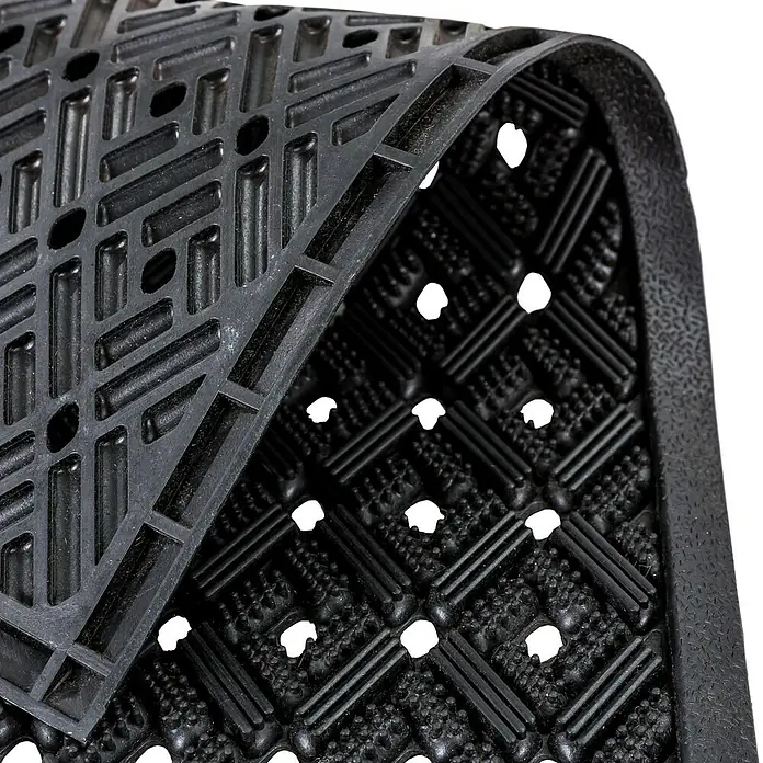 Astra Gummimatte Dynamic II - Schwarz, 45 x 75 cm - Detailaufnahme einer schwarzen Gummi-Fußmatte mit einem Muster aus rechteckigen Aussparungen und Löchern, die für einen rutschfesten und wasserdurchlässigen Effekt sorgen.