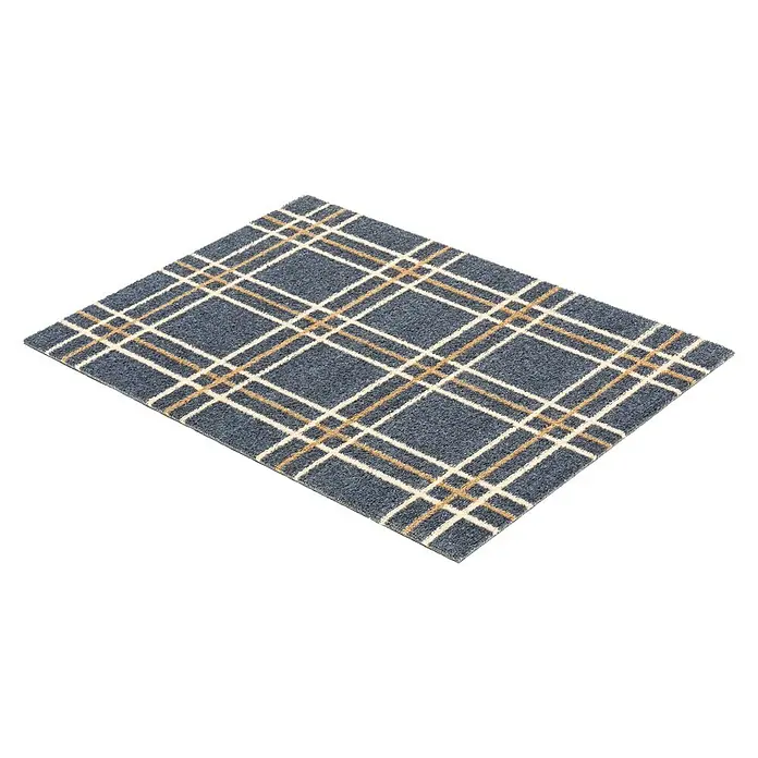 Astra Miabella Fußmatte Karos - Blau/Braun/Beige, 50 x 70 cm - Ein karierter Teppich in Grau mit Akzenten in Weiß und Gold. Der Teppich liegt auf einem schwarzen Hintergrund und bietet eine elegante Textur.
