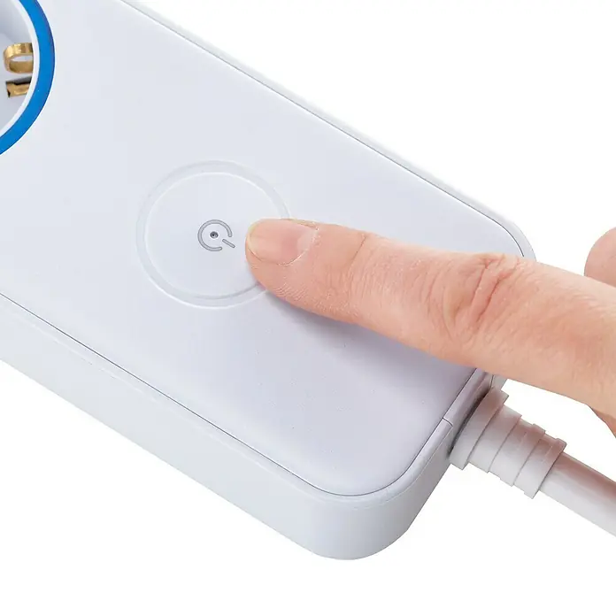 Blaupunkt Steckdosenleiste - 4-fach, 2 USB-Anschlüsse, Weiß, Kabellänge: 2 m, Mit Schalter - Eine Hand drückt den Ein-/Ausschalter eines weißen Smart-Home-Geräts. Intelligente Steuerung für Ihr Zuhause.