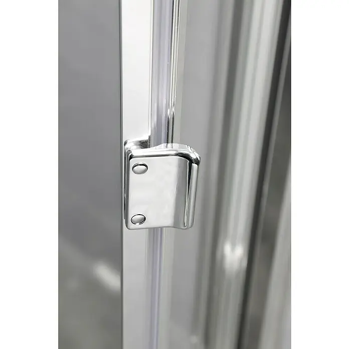 GME Mampara de ducha frontal Akord - 70 x 195 cm, Espesor de vidrio: 4 mm, Plateado - Primer plano de una bisagra plateada brillante en una puerta de cabina de ducha. Es robusta pero elegante, destacando la alta calidad.