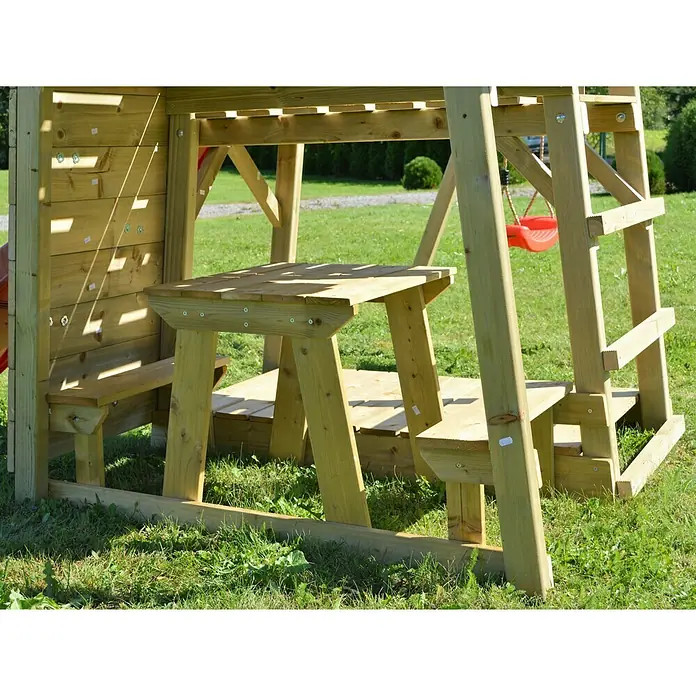 Wendi Toys Kinderspielturm Gorilla - Natur/Rot - Nahaufnahme eines hölzernen Spielhauses mit Picknicktisch und Schaukel, ideal für Kinder zum Spielen im Garten.
