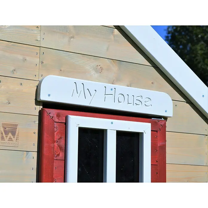 Wendi Toys Spielhaus Gecko - Glas, Natur/Rot - Nahaufnahme eines roten Holzspielhauses mit weißem Fensterrahmen und dem Schriftzug "Mein Haus" über der Tür.