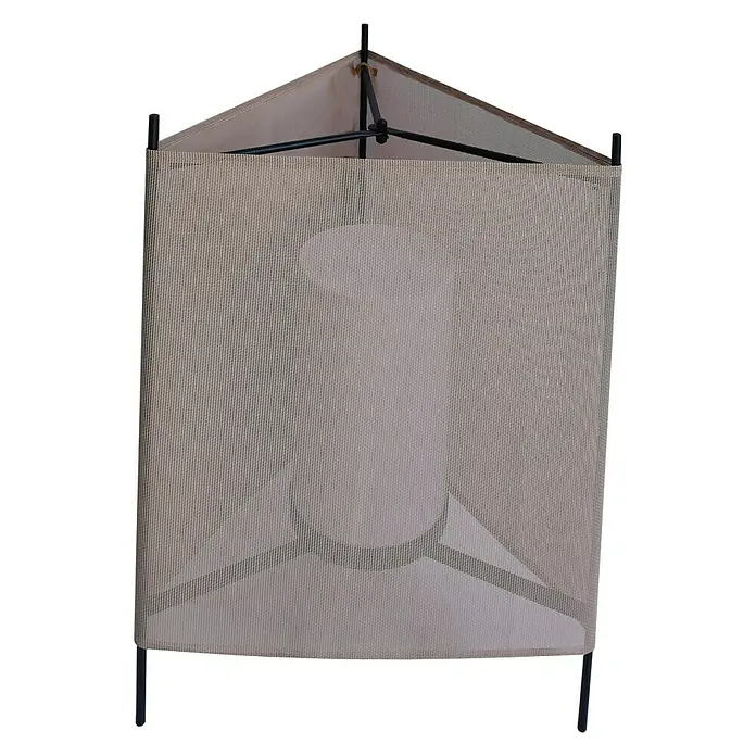 Tween Light LED-Dekoleuchte Rossa - 40 W, Taupe, Ø x H: 46 x 65 cm - Das Bild zeigt einen dreieckigen Wäschesortierer mit Netzstoff und einem schwarzen Metallrahmen. Perfekt für Wäscheorganisation!