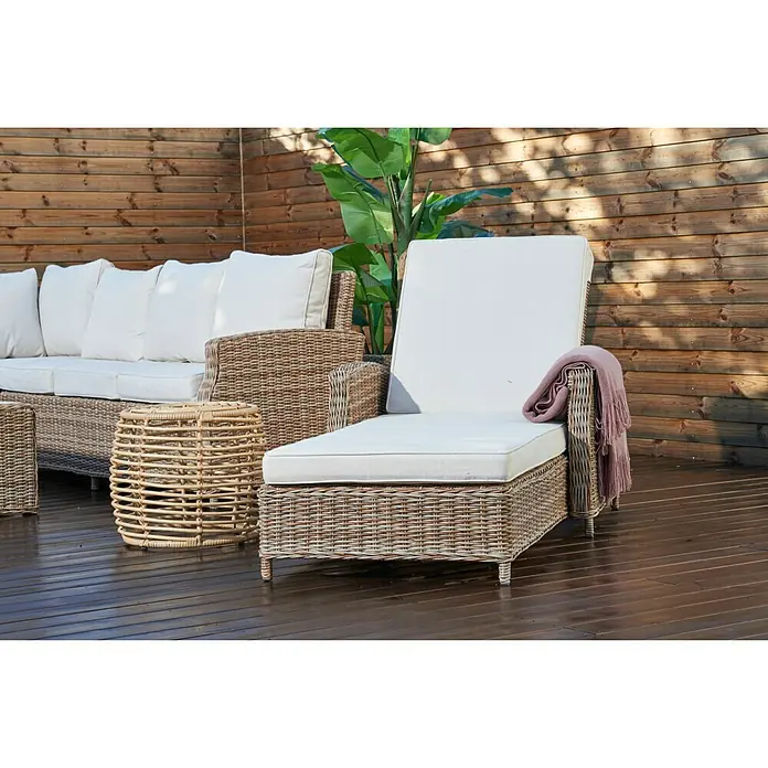 Tumbona de jardín Gotland - 83,5 x 206 x 26 cm, Arena, Acero, Respaldo regulable - Elegante conjunto de sofás de ratán con cojines blancos y mesa auxiliar para uso exterior, perfecto para relajarse.