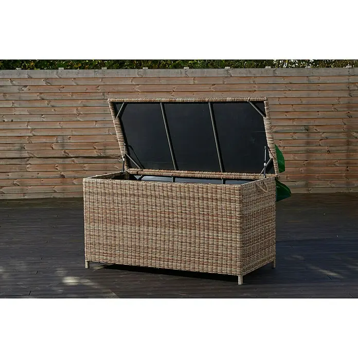 Baúl para jardín Gotland - 150 x 65 x 68 cm, Plástico, Arena - Una caja de almacenamiento de jardín de ratán abierta en una terraza de madera con una valla de madera al fondo. El cofre es ideal para el almacenamiento al aire libre.