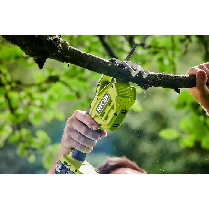 Ryobi ONE+ Akku-Astsäge RY18PSA - 18 V, Li-Ionen, Ohne Akku - Die Ryobi Astsäge schneidet mühelos einen Baumast, ideal für Gartenarbeiten.