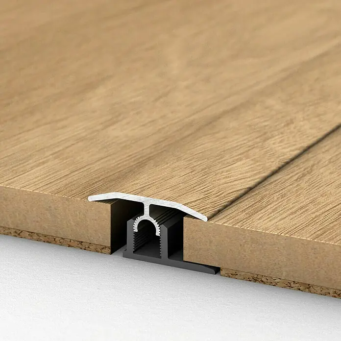MyStyle MyArt Universalprofil 3in1 Buckingham Oak - 1 m x 34 mm x 15 mm, Montageart: Stecken - Ansicht einer Bodenübergangsleiste zwischen zwei Holzböden, die einen sauberen Übergang und Schutz bietet.