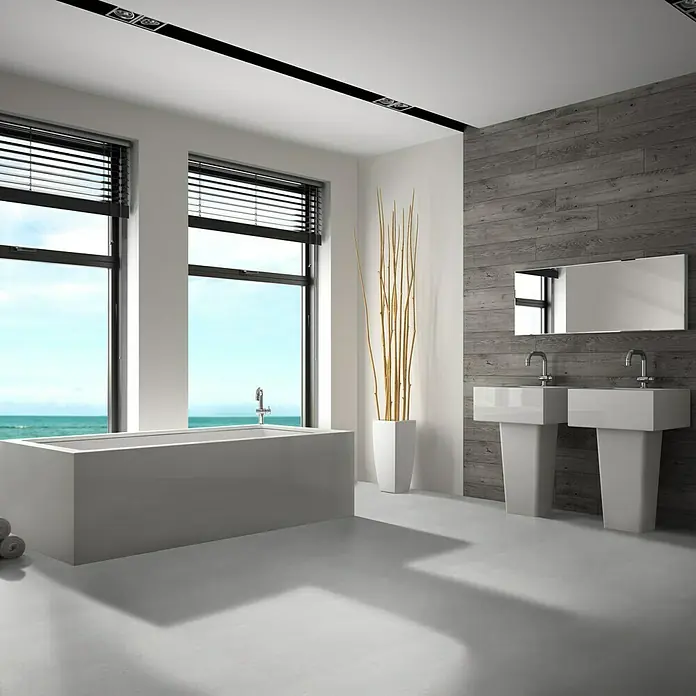 Vinylbodenmuster Isocore Inside Sardegna - 280 x 120 x 8 mm, Fliesenoptik - Helles Badezimmer mit minimalistischem Design, großem Fenster mit Meerblick und eleganten Waschbecken.