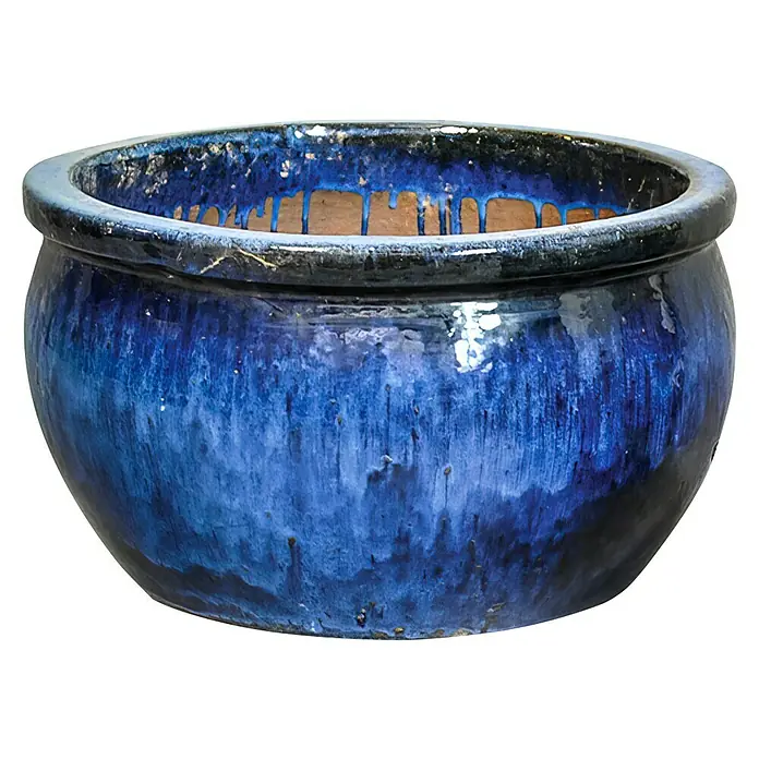 Mega Collections Pflanztopf Havanna - Außenmaß (Ø x H): 25 x 17 cm, Keramik, Blau - Nahaufnahme eines runden, blauen Keramikpflanzgefäßes mit glänzender Oberfläche und sichtbarer Textur. Ideal für den Garten oder Innenbereich.