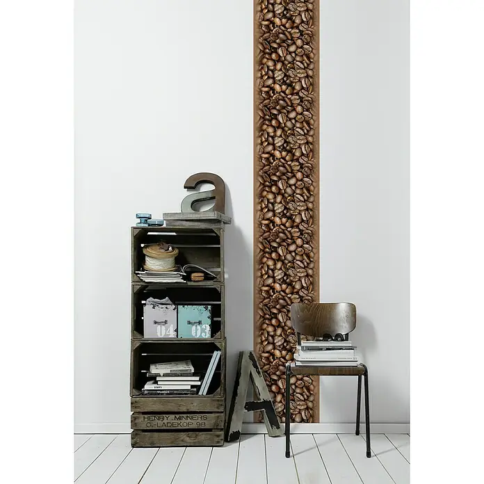 A.S. Création Designpanel pop.up - Kaffeebohnen, Braun, 35 cm x 2,5 m - Holzkiste mit Dekorationen und ein Wandaufkleber mit Kaffeebohnenmotiv. Die Aufbewahrungskiste bietet stilvollen Stauraum und Blickfang.