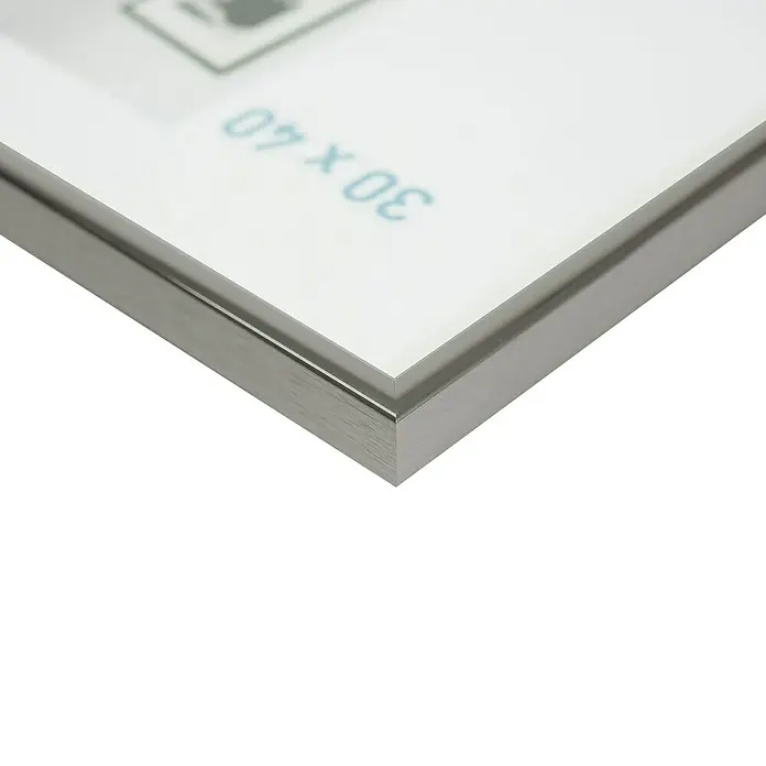 Nielsen Alurahmen Classic - DIN A1 / 59,4 x 84,1 cm, Contrastgrau - Nahaufnahme eines modernen silbernen Fotorahmens mit den Maßen 30 x 40 cm, ideal für Fotos oder Kunstdrucke.