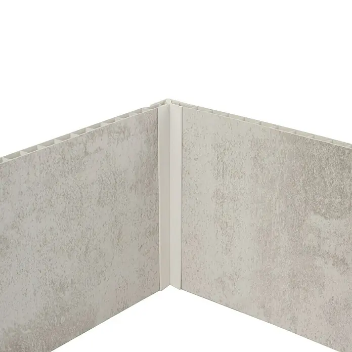 Grosfillex Winkelleiste - Weiß, 2.600 x 11 x 20 mm - Nahaufnahme der Eckverbindung von Paneelen mit Betonoptik und weißem Verbindungsprofil für Wand- und Deckenverkleidungen.
