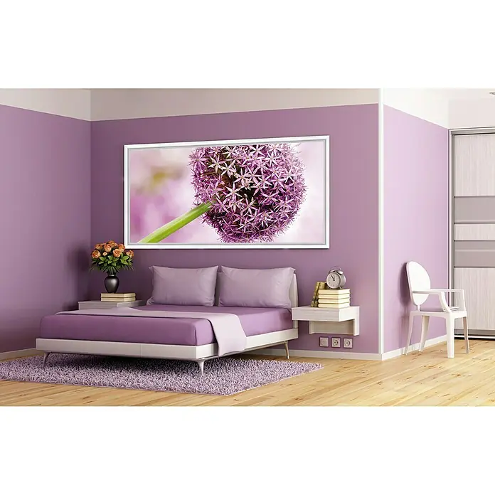 Winkelprofil CP 20 - 200 x 2,2 x 2,2 cm, HD Polymer, Weiß - Ein Schlafzimmer mit einem großen Wandbild einer lila Alliumblüte über dem Bett. Das Zimmer ist in beruhigenden Lilatönen gehalten.