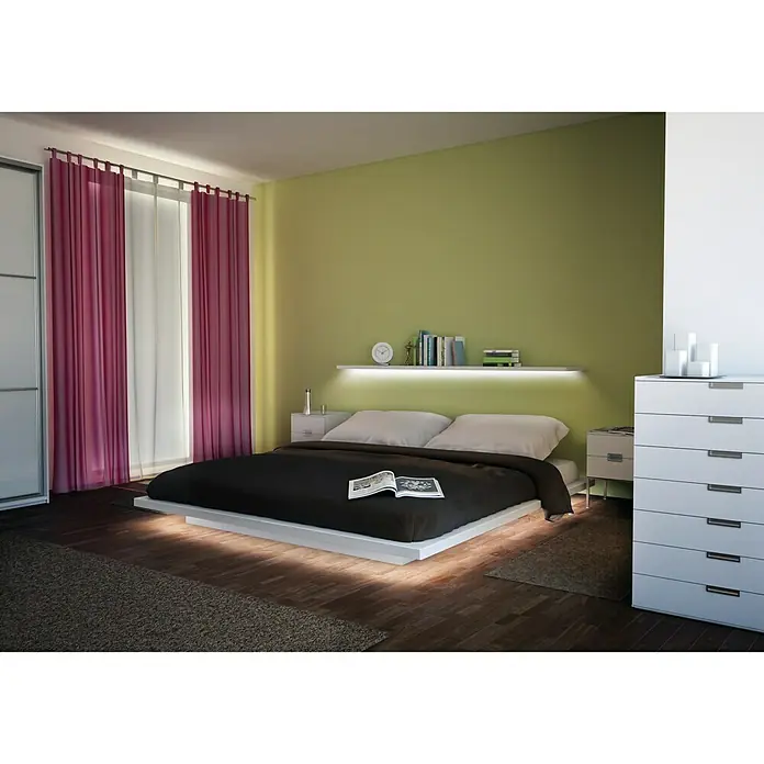 Paulmann Tira LED YourLED - Largo: 1,5 m, Color de luz: Blanco cálido, 4,5 W, 400 lm, 12 V - Interior de dormitorio con una cama minimalista, mesitas de noche y una cómoda con un diseño moderno.