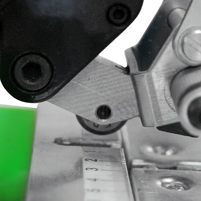 Berg Handfliesenschneider BTC 640 - Max. Schnittlänge: 640 mm, Max. Fliesenstärke: 20 mm - Detailaufnahme eines Präzisionsschneidwerkzeugs mit Skala, ideal für exakte Schnitte und professionelle Anwendungen im Handwerk.