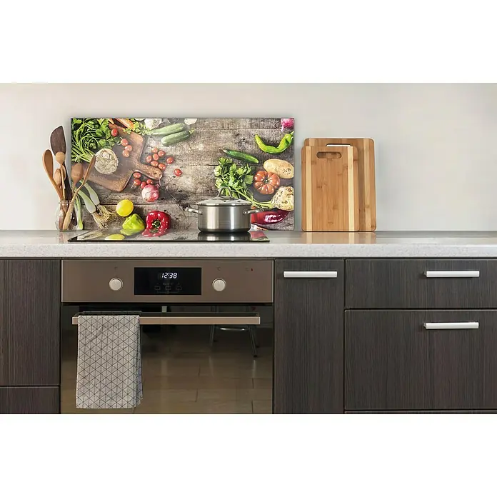 CUCINE Küchenrückwand - Garden Vegetables, 80 x 40 cm, Stärke: 6 mm, Einscheibensicherheitsglas (ESG) - Küchenrückwand mit Gemüse-Motiv hinter einem modernen Herd, kombiniert Funktionalität mit dekorativem Design.