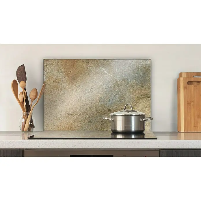 CUCINE Küchenrückwand - Golden Marble, 60 x 40 cm, Stärke: 6 mm, Einscheibensicherheitsglas (ESG) - Edelstahlkochtopf mit Deckel auf einem modernen Kochfeld. Küchenutensilien und Schneidebretter im Hintergrund.