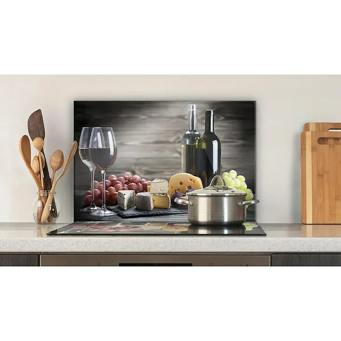 CUCINE Küchenrückwand - Bunch of Grapes, 60 x 40 cm, Stärke: 6 mm, Einscheibensicherheitsglas (ESG) - Küchenrückwand mit einem Stillleben von Wein, Käse und Trauben, die eine warme und einladende Atmosphäre schafft.
