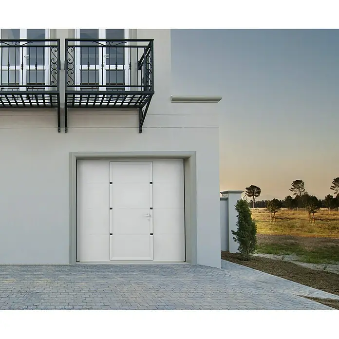 Garagentor mit Schlupftür - B x H: 2.500 x 2.125 mm, Verkehrsweiß, Glatt - Bild einer modernen, weißen Garagentor mit einem schlichten Design und einer dazugehörigen Fassade. Das Tor fügt sich gut in die Architektur ein.