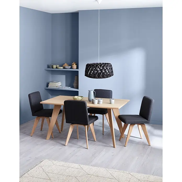 SCHÖNER WOHNEN-Farbe Wandfarbe Trendfarbe - Denim, Matt, 1 l - Stilvolles Esszimmer mit einem Holztisch, grauen Stühlen und einer auffälligen schwarzen Hängelampe. Die blaue Wandfarbe sorgt für ein modernes Ambiente.