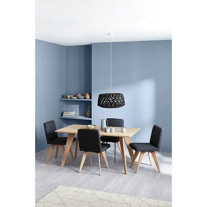 SCHÖNER WOHNEN-Farbe Wandfarbe Trendfarbe - Denim, Matt, 1 l, Konservierungsmittelfrei - Stilvolles Esszimmer mit einem Holztisch, grauen Stühlen und einer auffälligen schwarzen Hängelampe. Die blaue Wandfarbe sorgt für ein modernes Ambiente.