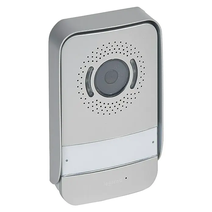 Legrand Videoportero en color Módulo Exterior - Casa unifamiliar - Primer plano de un videoportero Legrand plateado con cámara, altavoz y placa para nombres para uso exterior.