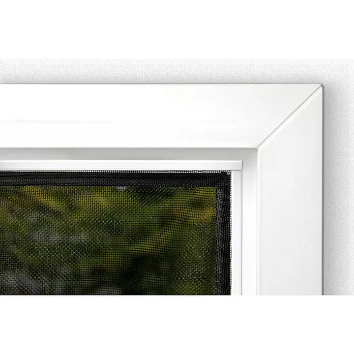 Schellenberg Mosquitera para ventana EasyClick - An x Al: 130 x 150 cm, Montaje de la mosquitera: Pinzas, Color bastidor: Blanco - Primer plano de un marco de ventana blanco con una mosquitera negra, que ofrece una visión del verde del exterior.