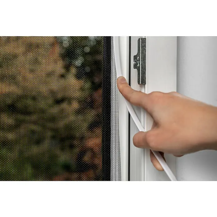 Schellenberg Mosquitera para ventana EasyClick - An x Al: 130 x 150 cm, Montaje de la mosquitera: Pinzas, Color bastidor: Blanco - Primer plano de una ventana mosquitera con una mano insertando un sello blanco. Protección perfecta contra los insectos.