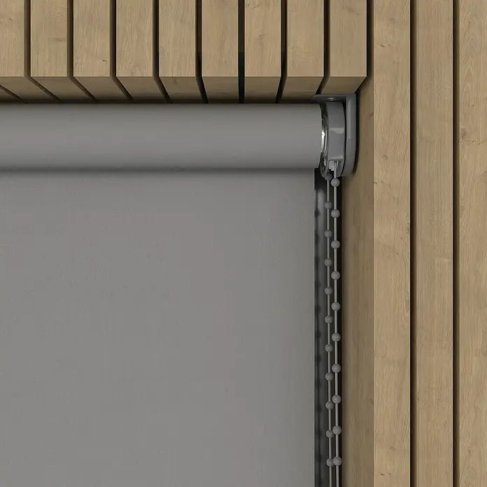 Expo Ambiente Verdunkelungsrollo Mila - B x H: 210 x 190 cm, Hellgrau - Ein graues Rollo ist teilweise heruntergelassen und hängt vor einer Holzvertäfelung, was für eine elegante Fensterdekoration sorgt.