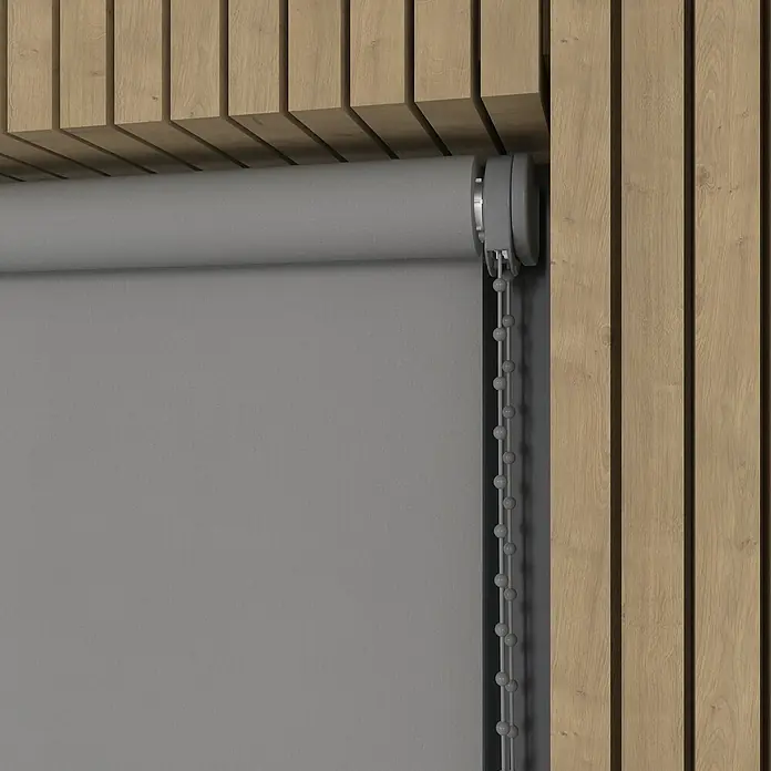 Expo Ambiente Verdunkelungsrollo Mila - B x H: 210 x 190 cm, Hellgrau - Eine Nahaufnahme einer grauen Rollmarkise mit einem Kettenzug vor einem Hintergrund aus Holzlatten.