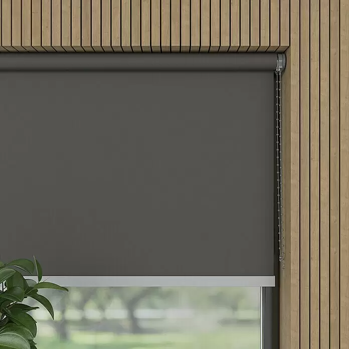 Expo Ambiente Verdunkelungsrollo Mila - B x H: 90 x 275 cm, Grau - Dunkelgraues Stoffrollo, teilweise heruntergelassen, in einem Fenster mit Holzwand.