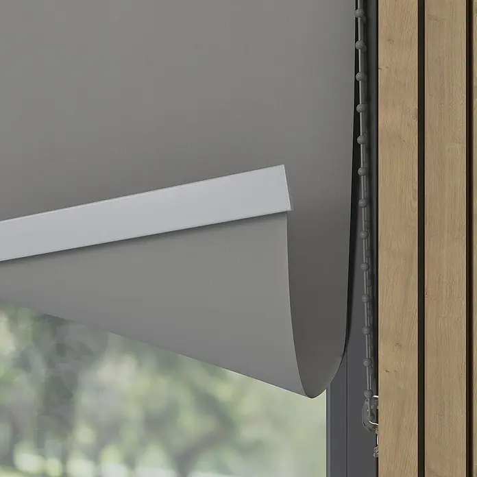 Expo Ambiente Verdunkelungsrollo Mila - B x H: 210 x 190 cm, Hellgrau - Detailaufnahme einer grauen Rollgardine mit weißer Blende, die teilweise herabgelassen ist und einen Blick nach draußen ermöglicht.