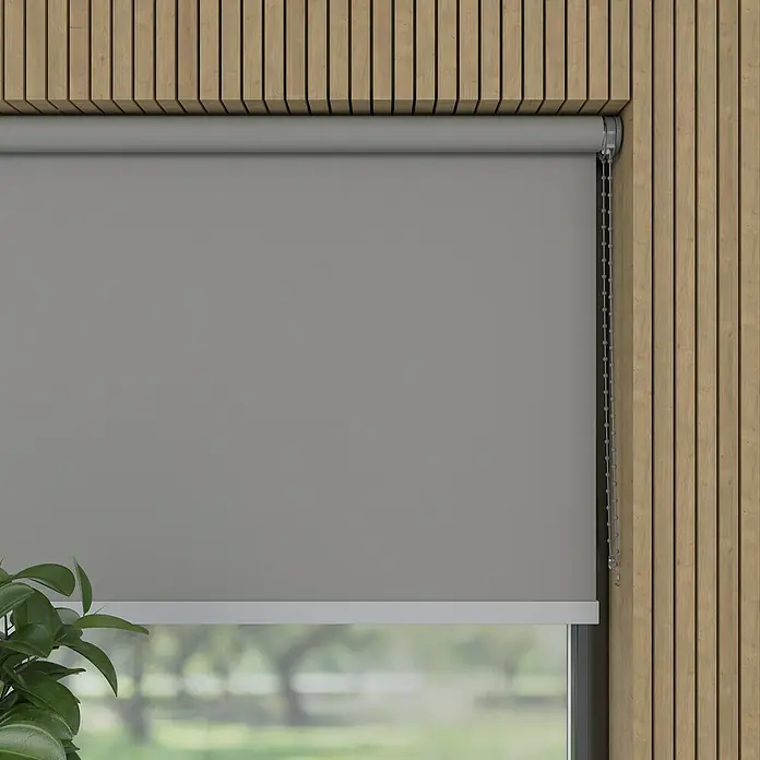 Expo Ambiente Verdunkelungsrollo Mila - B x H: 210 x 190 cm, Hellgrau - Graue Rollo vor einem Fenster mit Holzrahmen. Das Rollo ist heruntergelassen und bedeckt das Fenster fast vollständig.