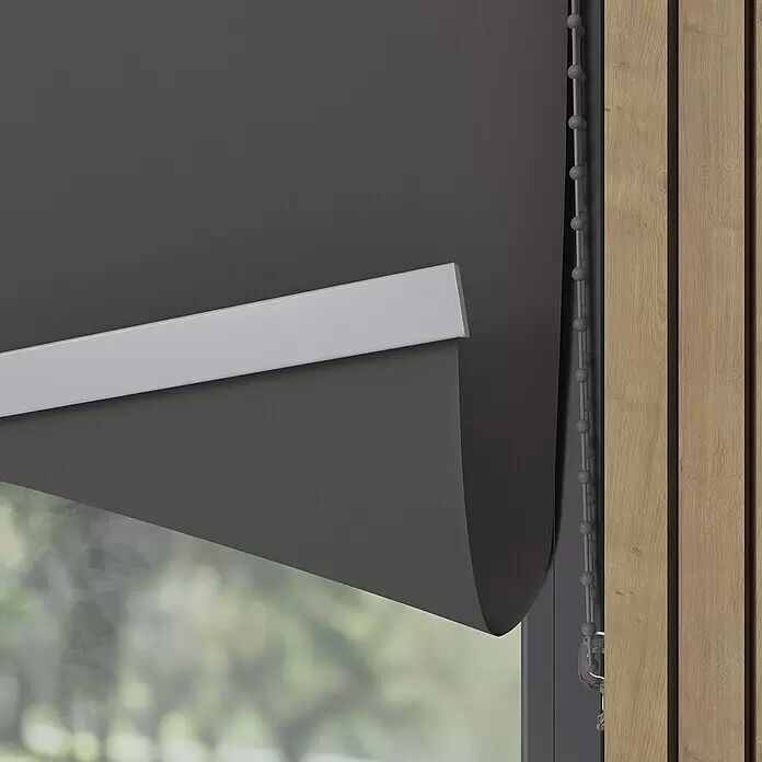 Expo Ambiente Verdunkelungsrollo Mila - B x H: 90 x 275 cm, Grau - Dunkelgraues Rollo, teilweise abgerollt, mit weißer Beschwerungsleiste und Perlkette neben einem Holzfensterrahmen.