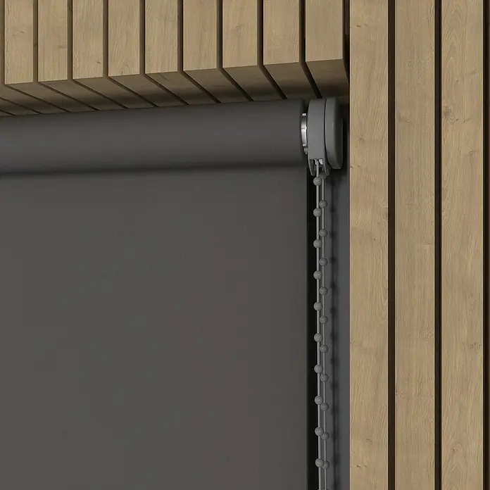 Expo Ambiente Verdunkelungsrollo Mila - B x H: 90 x 275 cm, Grau - Nahaufnahme einer grauen Rollo mit Kettenzug und Holzrahmen, die ein modernes und stilvolles Designelement hervorhebt.