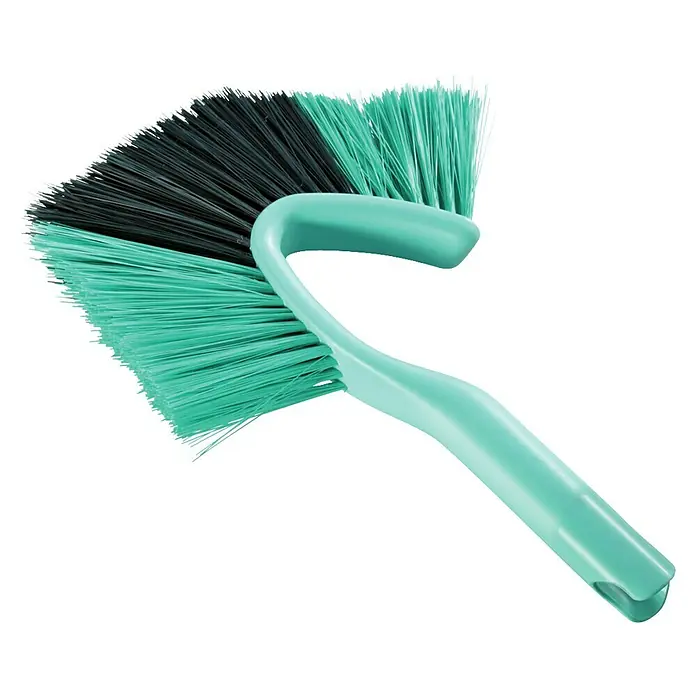 Leifheit Besen Wand- und Deckenbesen Dusty - Dreieckig, Kunststoff - Nahaufnahme einer grünen Reinigungsbürste mit schwarzen Borsten. Das Produkt eignet sich ideal für die Reinigung von Ecken und Kanten.
