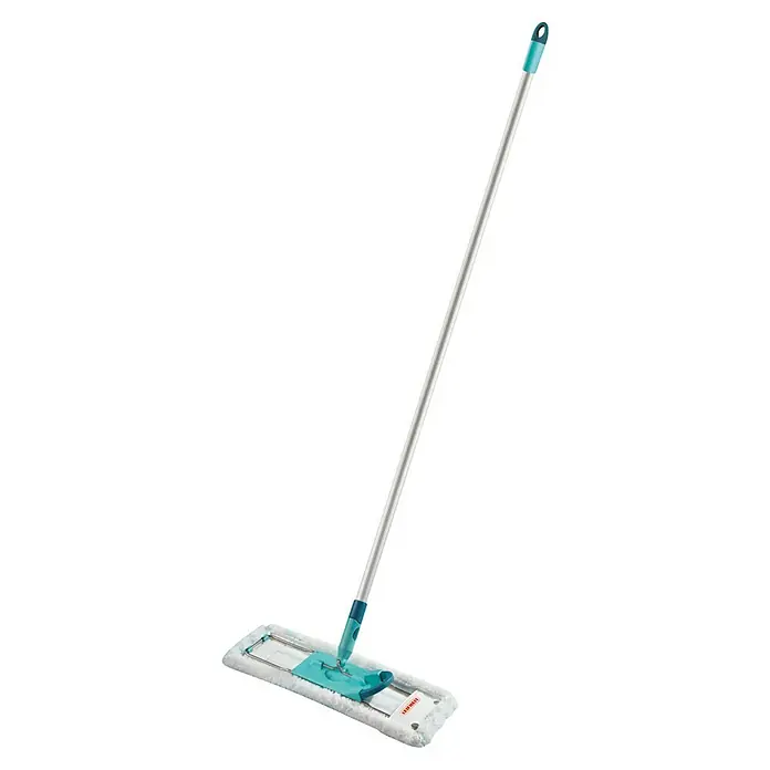 Leifheit Bodenwischer Profi XL micro duo mit Aluminiumstiel - 42 cm, 75 % Polyester, 25 % Polyamid - Das Bild zeigt einen Leifheit Wischmop mit einem silbernen Stiel und einem blauen Moppkopf vor einem schwarzen Hintergrund.