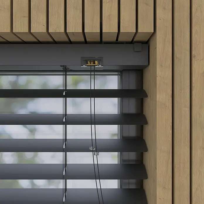 Jalousie MattB x H: 90 x 180 cm, Schwarz, Aluminium - Detailaufnahme einer modernen schwarzen Jalousie vor einem Fenster, umgeben von Holzpaneelen. Die Jalousie ist teilweise geöffnet.