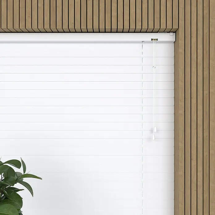 Jalousie MattB x H: 220 x 180 cm, Weiß, Aluminium - Nahaufnahme einer weißen Jalousie, die vor einem Hintergrund aus Holzpaneelen hängt und einen eleganten und modernen Look erzeugt.