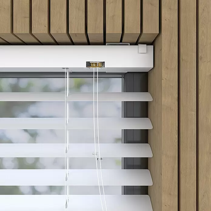 Jalousie Matt - B x H: 190 x 180 cm, Weiß, Aluminium - Weiße Jalousien mit sichtbarem Schnurmechanismus, in einem Fensterrahmen mit Holzpaneelen installiert.