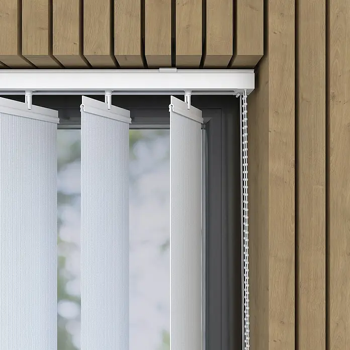 Expo Ambiente Lamellenvorhang - B x H: 200 x 240 cm, Weiß - Detailaufnahme von weißen Vertikaljalousien vor einem Fenster mit Holzwand im Hintergrund.