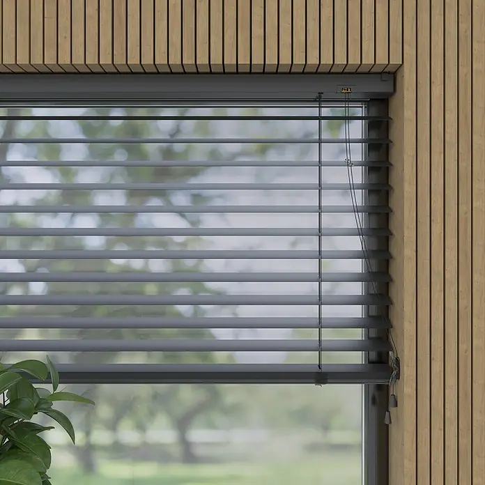 Jalousie MattB x H: 90 x 180 cm, Schwarz, Aluminium - Graue Jalousien vor einem Fenster mit Holzrahmen, die das einfallende Licht regulieren und Privatsphäre bieten.