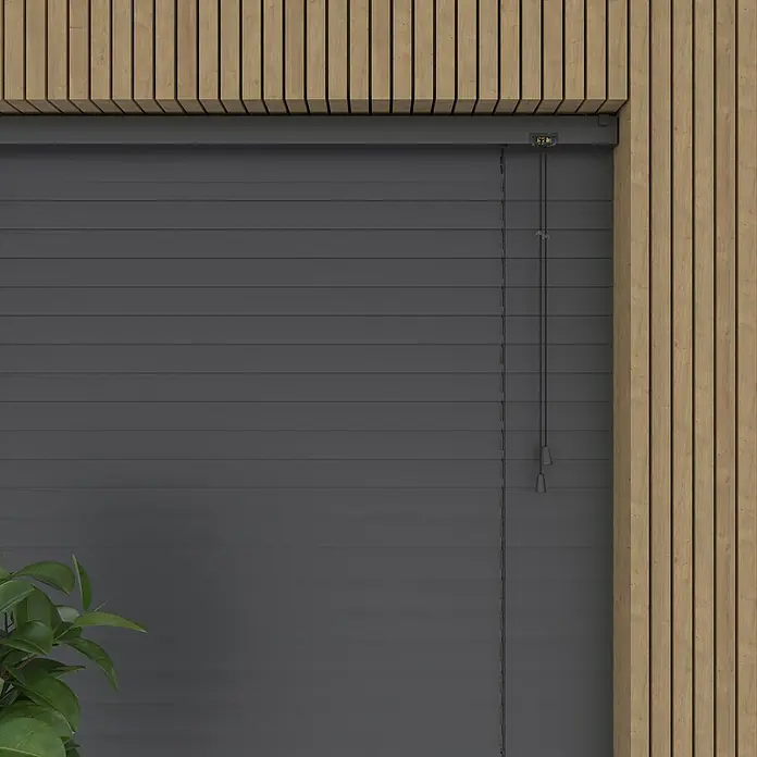 Jalousie MattB x H: 90 x 180 cm, Schwarz, Aluminium - Graue Jalousien vor einem Fenster, umgeben von hellem Holz. Sie bieten Privatsphäre und passen zur modernen Fassadengestaltung.