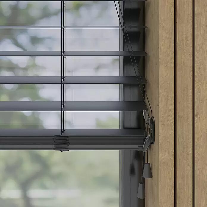 Jalousie Matt - B x H: 100 x 180 cm, Schwarz, Aluminium - Dunkelgraue horizontale Jalousien, die ein Fenster mit unscharfem Grünblick und angrenzender Holzvertäfelung teilweise verdecken.