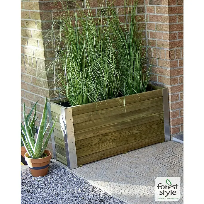 Cerland Macetero para plantas Bambou - Dimensiones externas (L x An x Al): 80 x 30 x 43,5 cm, Madera, Marrón - Jardinera rectangular de madera con adornos metálicos, llena de hierbas ornamentales altas, situada en un patio junto a una pared de ladrillo.