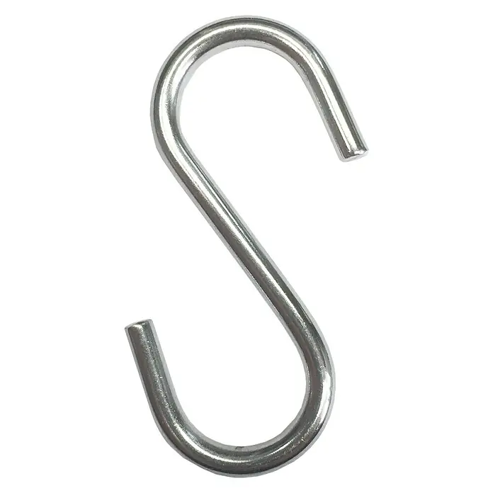 Gancho en S - Acero, Diámetro: 3 mm - Primer plano de un brillante gancho en forma de S plateado, que muestra una herramienta de almacenamiento simple pero versátil para diversos propósitos.