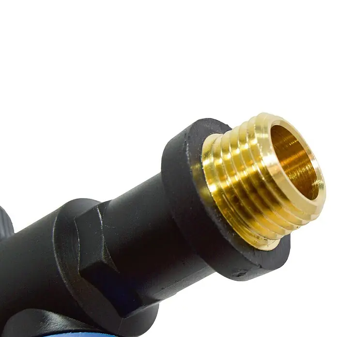 Grifo de esfera Anti-hielo - Negro, Conector rápido, Rosca interior: 1″ - Primer plano del conector roscado dorado en una manguera negra. El conector es muy visible y se muestra con gran detalle.