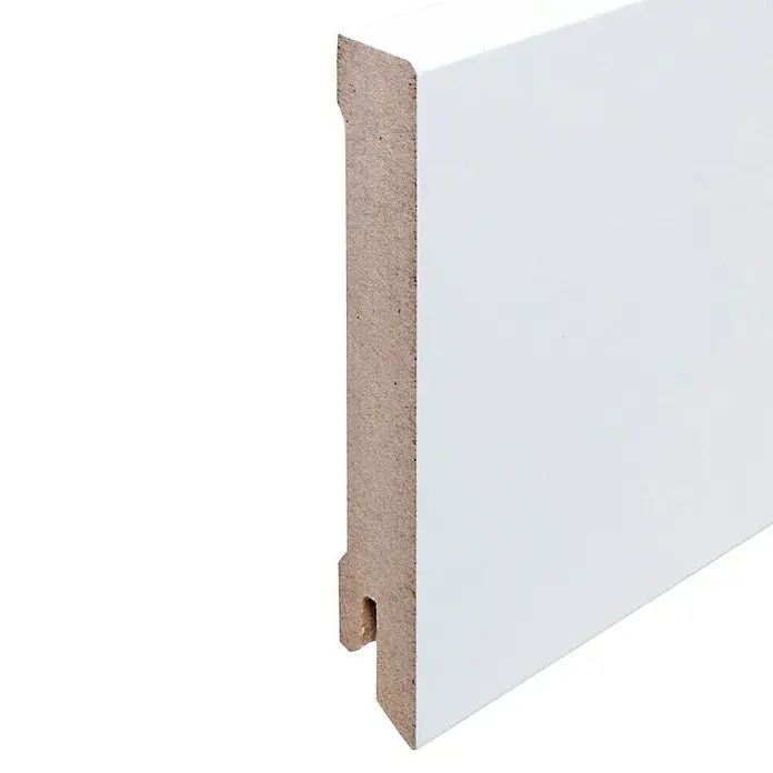 Sockelleiste244 x 1,6 x 9,6 cm, MDF - Detailaufnahme einer weißen MDF-Fußleiste mit abgerundeter Kante und Nut zur einfachen Montage, ideal für moderne Inneneinrichtungen.